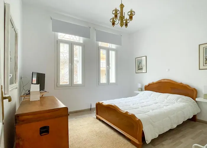 Bright & Spacious Apartment Near City Center.