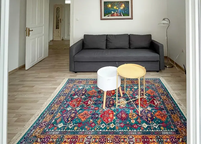 Bright & Spacious Apartment Near City Center.