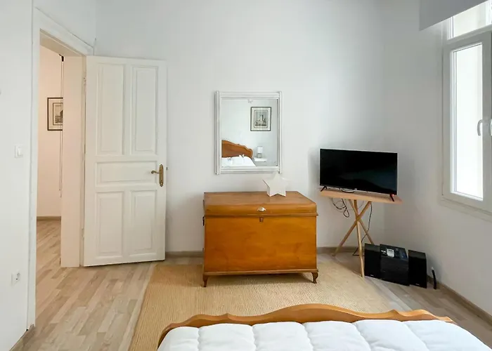 Bright & Spacious Apartment Near City Center.