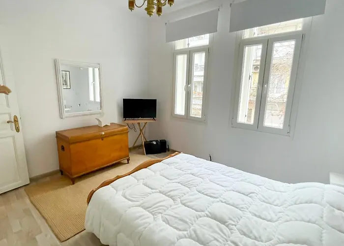 Bright & Spacious Apartment Near City Center.